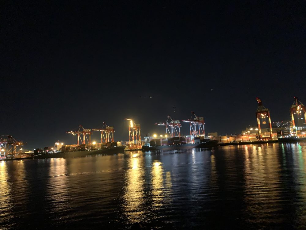 東京湾からの工場夜景