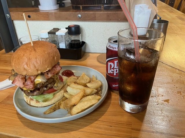 食べ応えのある食べにくい自立不可ハンバーガー