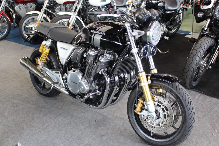 空冷エンジン豪華な車体に惹かれる【ホンダ　CB1100RS】